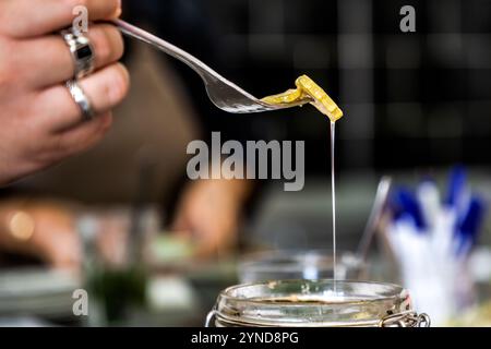 Atelier de cuisine caribéenne avec le chef Helmi Smeulders. Le gombo cuit dans l'eau fait une soupe visqueuse. Ils ont également bon goût torréfié et les graines peuvent être utilisées pour torréfier un substitut de café. Djonora Marthaweg, Kòrsou, Curaçao, Curaçao Banque D'Images