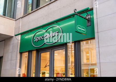 LONDRES- 21 NOVEMBRE 2024 : Specsavers Opticians, une chaîne britannique de vente au détail d'optique Banque D'Images