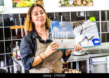 Atelier de cuisine caribéenne avec le chef Helmi Smeulders. Le chef d'origine néerlandaise jure par le sel marin de l'île. Djonora Marthaweg, Kòrsou, Curaçao, Curaçao Banque D'Images