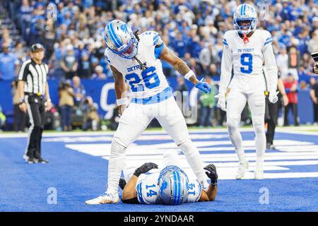 24 novembre 2024 : Jahmyr Gibbs (26 ans) et Amon-Ra (14 ans), receveur des Detroit Lions Wide, célèbrent le touchdown lors du match de la NFL contre les Colts d'Indianapolis au Lucas Oil Stadium à Indianapolis, Indiana. John Mersits/CSM. Banque D'Images