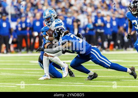 Indianapolis, Indiana, États-Unis. 24 novembre 2024. Jahmyr Gibbs (26 ans) court avec le ballon pour la distance alors que Nick Cross (20 ans) et Julian Blackmon (32 ans), sécurité des Colts d'Indianapolis, poursuivent lors d'un match de la NFL contre les Colts d'Indianapolis au Lucas Oil Stadium d'Indianapolis, Indiana. John Mersits/CSM/Alamy Live News Banque D'Images