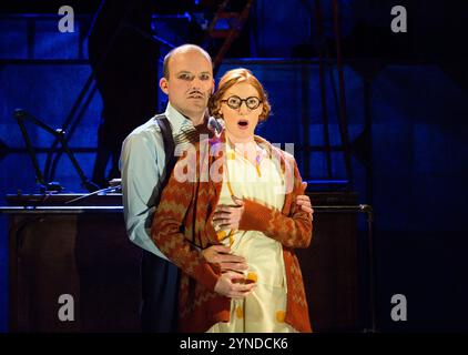 Rory Kinnear (Captain Macheath / Mack the Knife), Rosalie Craig (Polly Peachum) dans L'OPÉRA de THREEPENNY de Bertolt Brecht & Kurt Weill au Olivier Theatre, National Theatre (NT), Londres SE1 26/05/2016 dans une nouvelle adaptation de Simon Stephens design : Vicki Mortimer éclairage : Paule Constable chorégraphie : Imogen Knight réalisateur : Rufus Norris Banque D'Images