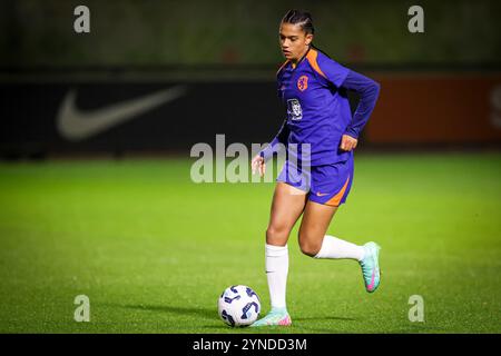 Zeist, pays-Bas. 25 novembre 2024. ZEIST, PAYS-BAS - NOVEMBRE 25 : Esmee Brugts, des pays-Bas, court avec le ballon pendant la séance d'entraînement de l'équipe néerlandaise de football féminin avant le match amical entre les pays-Bas et la Chine au campus KNVB le 25 novembre 2024 à Zeist, pays-Bas. (Photo de Peter Lous/Orange Pictures) crédit : Orange pics BV/Alamy Live News Banque D'Images