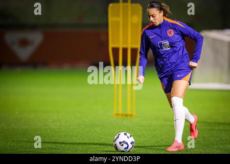 Zeist, pays-Bas. 25 novembre 2024. ZEIST, PAYS-BAS - NOVEMBRE 25 : Chasity Grant des pays-Bas court avec le ballon lors de la séance d'entraînement de l'équipe néerlandaise de football féminin avant le match amical entre les pays-Bas et la Chine au campus KNVB le 25 novembre 2024 à Zeist, pays-Bas. (Photo de Peter Lous/Orange Pictures) crédit : Orange pics BV/Alamy Live News Banque D'Images