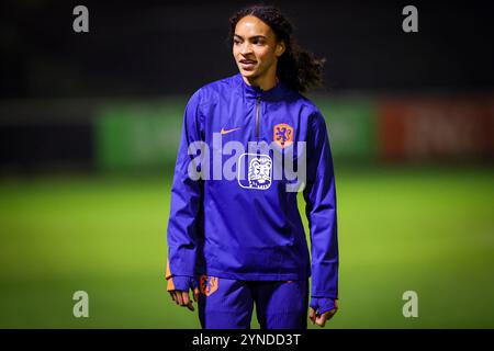 Zeist, pays-Bas. 25 novembre 2024. ZEIST, PAYS-BAS - NOVEMBRE 25 : Nina Nijstad, des pays-Bas, regarde pendant la séance d'entraînement de l'équipe néerlandaise de football féminin avant le match amical entre les pays-Bas et la Chine au campus KNVB le 25 novembre 2024 à Zeist, pays-Bas. (Photo de Peter Lous/Orange Pictures) crédit : Orange pics BV/Alamy Live News Banque D'Images