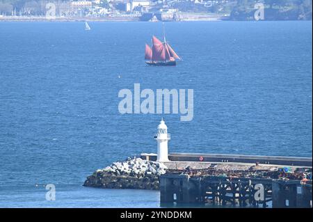 Un chalutier à voile traditionnel de Brixham part pour une matinée calme dans le Devon Banque D'Images