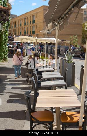 Marseille. France - 25 novembre 2024 : salle à manger extérieure d'un restaurant à Marseille avec tables et chaises sous parasols, personnes dégustant des repas, Banque D'Images