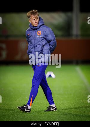 Zeist, pays-Bas. 25 novembre 2024. ZEIST, PAYS-BAS - NOVEMBRE 25 : L'entraîneur Andries Jonker, des pays-Bas, regarde pendant la séance d'entraînement de l'équipe néerlandaise de football féminin avant le match amical entre les pays-Bas et la Chine au campus KNVB le 25 novembre 2024 à Zeist, pays-Bas. (Photo de Peter Lous/Orange Pictures) crédit : Orange pics BV/Alamy Live News Banque D'Images