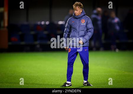 Zeist, pays-Bas. 25 novembre 2024. ZEIST, PAYS-BAS - NOVEMBRE 25 : L'entraîneur Andries Jonker, des pays-Bas, regarde pendant la séance d'entraînement de l'équipe néerlandaise de football féminin avant le match amical entre les pays-Bas et la Chine au campus KNVB le 25 novembre 2024 à Zeist, pays-Bas. (Photo de Peter Lous/Orange Pictures) crédit : Orange pics BV/Alamy Live News Banque D'Images