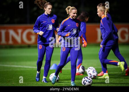 Zeist, pays-Bas. 25 novembre 2024. ZEIST, PAYS-BAS - NOVEMBRE 25 : Jackie Groenen, des pays-Bas, court avec le ballon pendant la séance d'entraînement de l'équipe néerlandaise de football féminin avant le match amical entre les pays-Bas et la Chine au campus KNVB le 25 novembre 2024 à Zeist, pays-Bas. (Photo de Peter Lous/Orange Pictures) crédit : Orange pics BV/Alamy Live News Banque D'Images