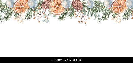 Bannière de Noël avec branches de sapin, eucalyptus, cône de pin, tranches d'orange sèches et boules de verre bleues. Cadre horizontal aquarelle, bordure avec hiver Banque D'Images