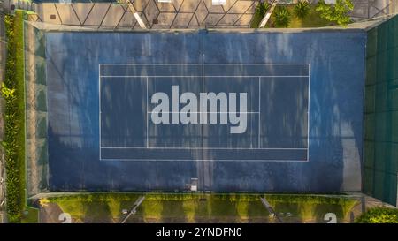 Photo aérienne de court de tennis dans la zone de loisirs dans un condominium de luxe à Barra da Tijuca. Banque D'Images