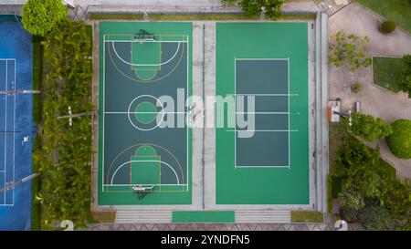 Terrain de sport polyvalent dans une zone de loisirs dans un condominium de luxe à Barra da Tijuca. Banque D'Images