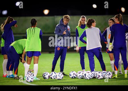 Zeist, pays-Bas. 25 novembre 2024. ZEIST, PAYS-BAS - NOVEMBRE 25 : L'entraîneur-chef Andries Jonker des pays-Bas est en discussion lors de la séance d'entraînement de l'équipe néerlandaise de football féminin avant le match amical entre les pays-Bas et la Chine au campus KNVB le 25 novembre 2024 à Zeist, pays-Bas. (Photo de Peter Lous/Orange Pictures) crédit : Orange pics BV/Alamy Live News Banque D'Images