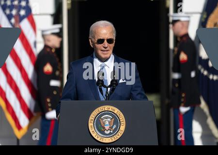 Washington, Vereinigte Staaten. 25 novembre 2024. Le président des États-Unis Joe Biden pardonne la Turquie de Thanksgiving national à la Maison Blanche à Washington, DC, le 25 novembre 2024. Crédit : Chris Kleponis/CNP/dpa/Alamy Live News Banque D'Images