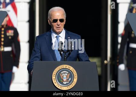 Washington, Vereinigte Staaten. 25 novembre 2024. Le président des États-Unis Joe Biden pardonne la Turquie de Thanksgiving national à la Maison Blanche à Washington, DC, le 25 novembre 2024. Crédit : Chris Kleponis/CNP/dpa/Alamy Live News Banque D'Images