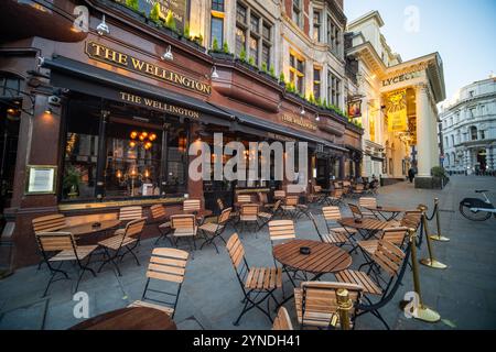 LONDRES- 21 NOVEMBRE 2024 : The Wellington Pub- pub traditionnel avec plafonds édouardiens originaux et bar en bois- à côté du théâtre Lyceum- Roi Lion Banque D'Images