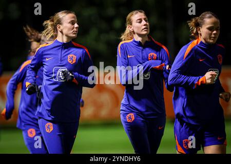 Zeist, pays-Bas. 25 novembre 2024. ZEIST, PAYS-BAS - NOVEMBRE 25 : Lynn Wilms, des pays-Bas, se réchauffe pendant la séance d'entraînement de l'équipe néerlandaise de football féminin avant le match amical entre les pays-Bas et la Chine au campus KNVB le 25 novembre 2024 à Zeist, pays-Bas. (Photo de Peter Lous/Orange Pictures) crédit : Orange pics BV/Alamy Live News Banque D'Images