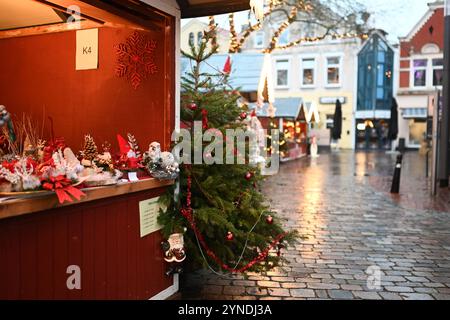 Größter Weihnachtsmarkt in Ostfriesland öffnet die Tore. In kleinen Buden werden handgemachte Waren angeboten. Leer Niedersachsen Deutschland *** le plus grand marché de Noël en Frise orientale ouvre ses portes de petits stands offrent des produits faits à la main Leer Niedersachsen Allemagne Copyright : xdiebildwerftx Banque D'Images