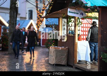 Größter Weihnachtsmarkt in Ostfriesland öffnet die Tore. In kleinen Buden werden handgemachte Waren angeboten. Leer Niedersachsen Deutschland *** le plus grand marché de Noël en Frise orientale ouvre ses portes de petits stands offrent des produits faits à la main Leer Niedersachsen Allemagne Copyright : xdiebildwerftx Banque D'Images