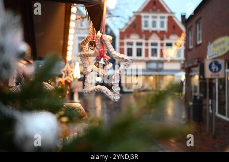 Größter Weihnachtsmarkt in Ostfriesland öffnet die Tore. In kleinen Buden werden handgemachte Waren angeboten. Leer Niedersachsen Deutschland *** le plus grand marché de Noël en Frise orientale ouvre ses portes de petits stands offrent des produits faits à la main Leer Niedersachsen Allemagne Copyright : xdiebildwerftx Banque D'Images