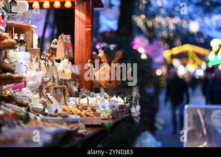 Größter Weihnachtsmarkt in Ostfriesland öffnet die Tore. In kleinen Buden werden handgemachte Waren angeboten. Leer Niedersachsen Deutschland *** le plus grand marché de Noël en Frise orientale ouvre ses portes de petits stands offrent des produits faits à la main Leer Niedersachsen Allemagne Copyright : xdiebildwerftx Banque D'Images