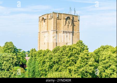 Une vue depuis les remparts du château de Lincoln vers le Westgate Water Tower à Lincoln, Lincolnshire en été Banque D'Images