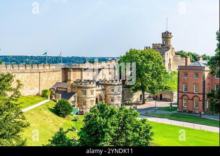 Une vue depuis les remparts du château à travers la cour vers la porte principale et la tour d'observation à Lincoln, Lincolnshire en été Banque D'Images