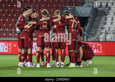 Cracovie, Pologne. 25 novembre 2024. Football 2024 2025 PKO BP Ekstraklasa Puszcza Niepolomice vs Widzew Lodz op : WIDZEW LODZ crédit : Konrad Swierad/Alamy Live News Banque D'Images