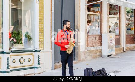 Braga, Portugal - 26 mai 2024 : saxophoniste jouant dans une rue du centre historique de la ville pendant l'événement Braga Romana Banque D'Images