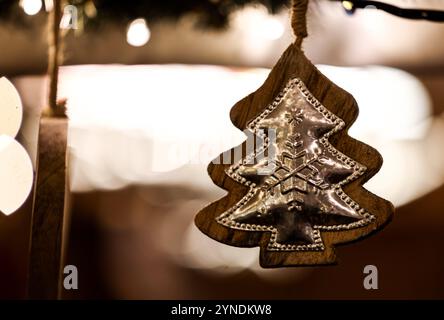 Berlin, Allemagne. 25 novembre 2024. Un pendentif en forme de sapin est accroché au marché de Noël sur Breitscheidplatz. Crédit : Hannes P. Albert/dpa/Alamy Live News Banque D'Images