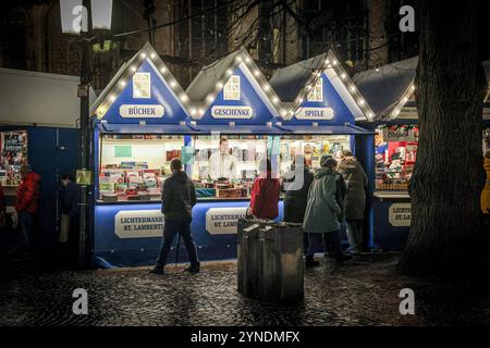 Eröffnung der Weihnachtsmärkte in Münster. Lichtermarkt a préparé Lamberti. Münster, Rhénanie-du-Nord-Westphalie, DEU, Deutschland, 25.11.2024 *** ouverture des marchés de Noël à Münster Lichtermarkt St Lamberti Münster, Rhénanie-du-Nord-Westphalie, DEU, Allemagne, 25 11 2024 Banque D'Images