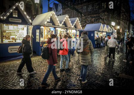 Eröffnung der Weihnachtsmärkte in Münster. Lichtermarkt a préparé Lamberti. Münster, Rhénanie-du-Nord-Westphalie, DEU, Deutschland, 25.11.2024 *** ouverture des marchés de Noël à Münster Lichtermarkt St Lamberti Münster, Rhénanie-du-Nord-Westphalie, DEU, Allemagne, 25 11 2024 Banque D'Images