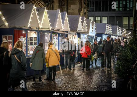 Eröffnung der Weihnachtsmärkte in Münster. Lichtermarkt a préparé Lamberti. Münster, Rhénanie-du-Nord-Westphalie, DEU, Deutschland, 25.11.2024 *** ouverture des marchés de Noël à Münster Lichtermarkt St Lamberti Münster, Rhénanie-du-Nord-Westphalie, DEU, Allemagne, 25 11 2024 Banque D'Images