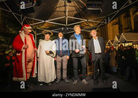 Eröffnung der Weihnachtsmärkte in Münster. Auftritt der A-cappella-Gruppe 6-Zylinder. Münster, Rhénanie du Nord-Westphalie, DEU, Deutschland, 25.11.2024 *** ouverture des marchés de Noël à Münster représentation du groupe a cappella 6 Zylinder Münster, Rhénanie du Nord-Westphalie, DEU, Allemagne, 25 11 2024 Banque D'Images