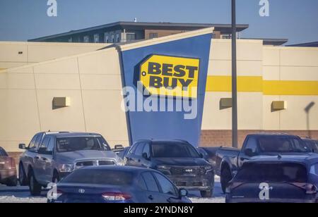 Calgary, Alberta, Canada. 18 février 2024.Une affiche Best Buy dans un centre commercial Banque D'Images