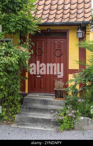 Porte dans une maison jaune typique à colombages à Gudhjem, Bornholm, mer Baltique, Danemark, Scandinavie, Europe Banque D'Images