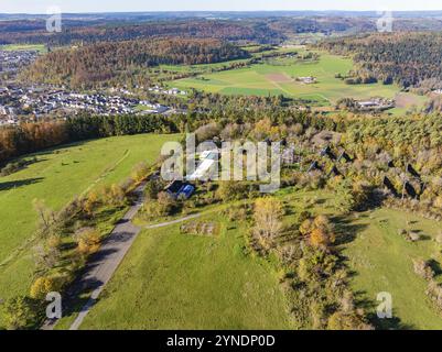 Paysage large avec des champs, des forêts et un petit village entouré d'arbres d'automne, cours de cordes hautes, Nagold, Forêt Noire, Allemagne, Europe Banque D'Images