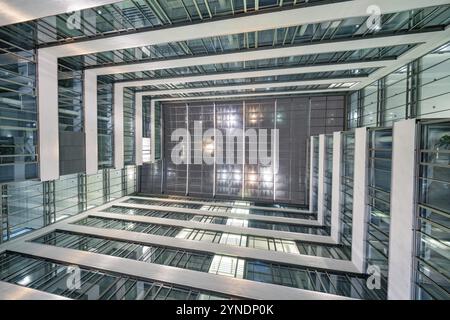 Vue d'en bas dans une cour intérieure symétrique à l'architecture moderne en verre, Stuttgart, Allemagne, Europe Banque D'Images