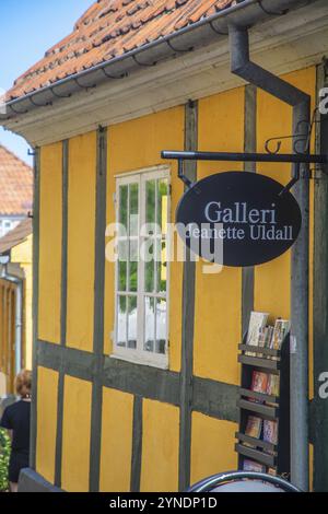 Panneau de galerie à la maison jaune à colombages à Gudhjem, Bornholm, mer Baltique, Danemark, Scandinavie, Europe Banque D'Images