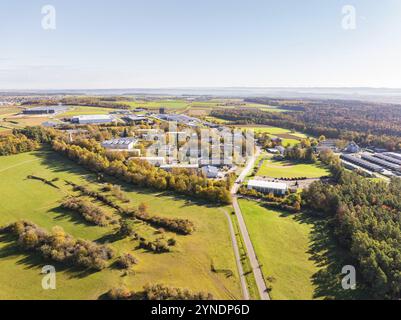Zone industrielle à côté des champs et de la forêt automnale, vue d'en haut, haut cours de cordes, Nagold, Forêt Noire, Allemagne, Europe Banque D'Images