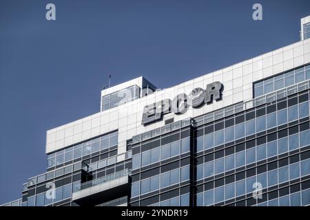 Edmonton, Alberta, Canada. 30 mars 2023. Le haut du panneau de bâtiment Epcor Tower Banque D'Images