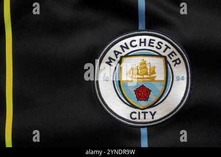 Calgary, Alberta, Canada. 10 juillet 2020. Manchester City gros plan sur le logo de son maillot Banque D'Images
