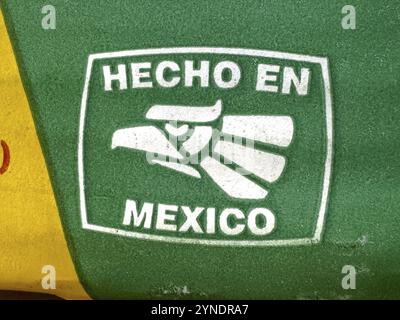 Calgary, Alberta, Canada. Juillet 07, 2024. Un signe blanc sur un bg vert en espagnol avec le texte : HECHO en MEXICO, qui signifie en anglais : Made in Mexico, Banque D'Images