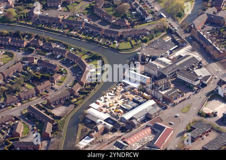 Vue aérienne de Tipton Works et de Dudley Junction, où le canal de Birmingham et les canaux de Dudley se rencontrent à Tipton Green dans les West Midlands England UK. DY48EH Banque D'Images