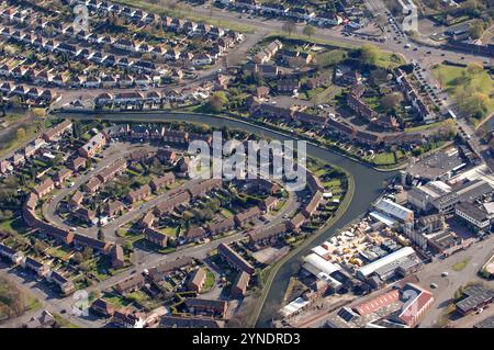 Vue aérienne de logements résidentiels, Tipton Works et Dudley Junction, où le canal de Birmingham et les canaux de Dudley se rencontrent à Tipton Green dans les West Midlands England UK. DY48EH Banque D'Images