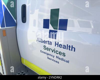 Calgary, Alberta, Canada. 10 juillet 2024. Gros plan d'une pancarte sur une ambulance des services médicaux d'urgence de l'Alberta Health services Banque D'Images
