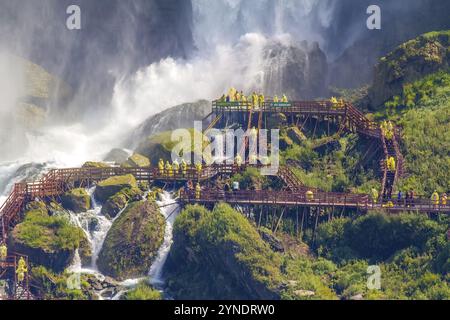 Niagara Falls, New York, États-Unis. 3 juin 2023. Un gros plan jusqu'à la grotte des vents à Niagara Falls un sentier de randonnée Banque D'Images