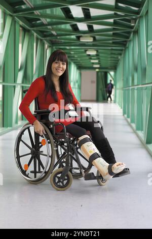 Femme aux cheveux foncés avec une jambe en plâtre assise en fauteuil roulant, 35 ans, hôpital, Hôpital Vienne, Autriche, Europe Banque D'Images