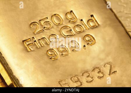 Investissement en or réel avec un lingot d'or de 250 grammes, enregistrement studio d'or de 999,9, Autriche, Europe Banque D'Images